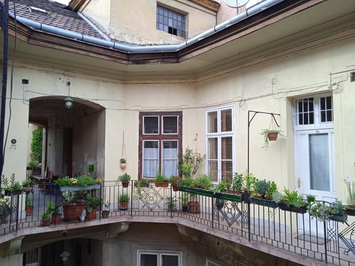 Classical Budapest Apartment In The Old Pest 外观 照片